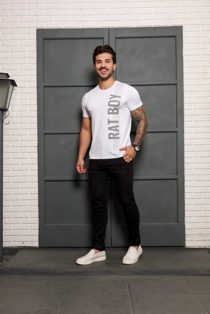 Camiseta masculina silk e pedraria Ratboy com estilo moderno
